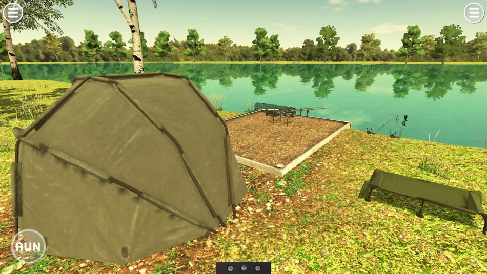 Bivaque verde montado na relva junto a um pesqueiro de madeira à beira do lago em Carp Fishing Simulator