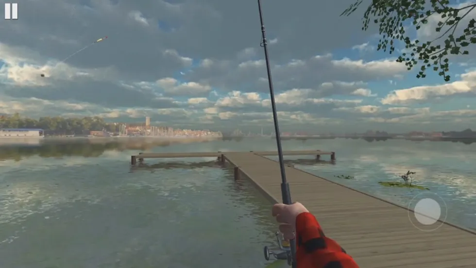 Pontão de madeira sobre um lago calmo com a cidade ao fundo, visto na primeira pessoa em Ultimate Fishing Simulator